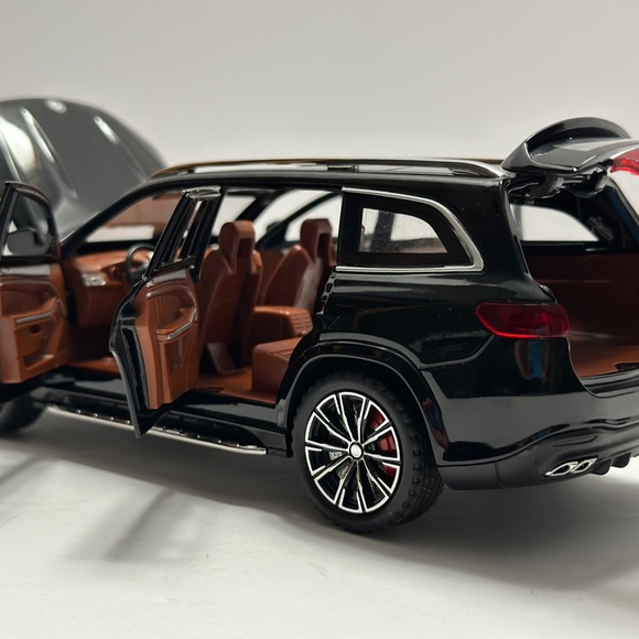 1:24 Mercedes-Benz GLS63 AMG DIECAST with led headlight and taillight Black - Picture 5 of 8